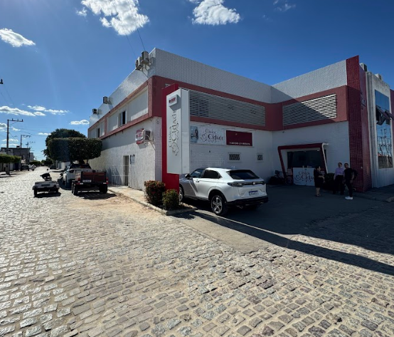 Médico sorrindo no consultório